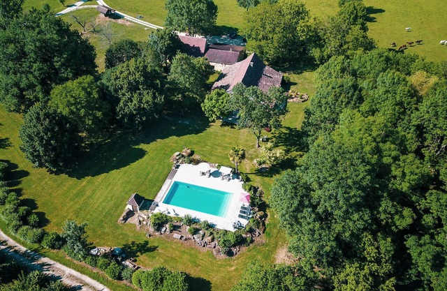 Muy bonita casa rural grande; jardín, terrazas y piscina con espléndidas vistas!