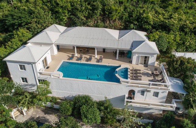 Villa muy privada con impresionantes vistas a la bahía de Simpson en una comunidad cerrada