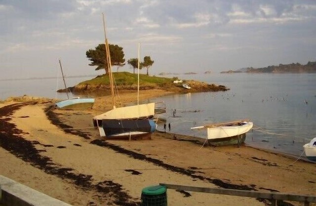 Casa "pies en el agua", acceso directo a la playa, tranquila,