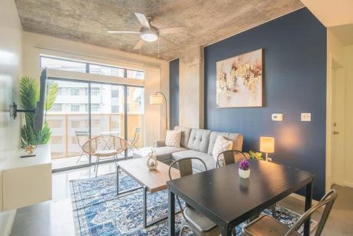 Vibrant 2BD - CDT - Gym, Pool, Parking - Sleep 8