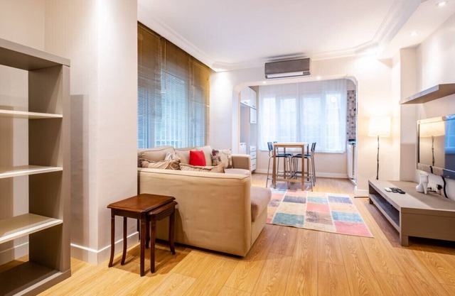 Vibrant Flat Close to Zorlu Center with Backyard