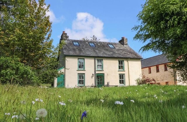 VICTORIAN FARMHOUSE, pet friendly, with hot tub in Llanybydder