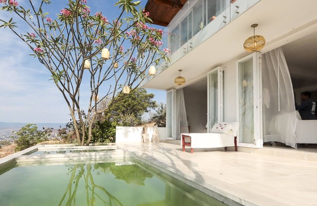 House with pool and mountain view / Casa con alberca y vista a la montaña