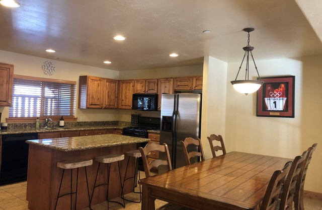 Vista de la estación de esquí! 4bd, 3. 5bth, jacuzzi privado, garaje para 2 coches.