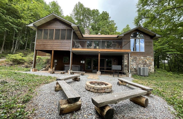 View Paradise of Bluff Mtn, Hot Tub, Firepit, Game Rm, Wi-Fi, 4BDR, 3BTR