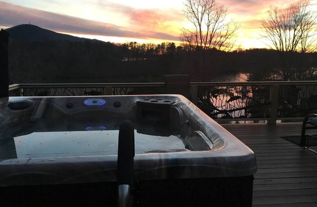 5 estrellas, perfectas 4 reuniones familiares, No Wake Cove, kayaks, pad bds, canoa Hot Tub,