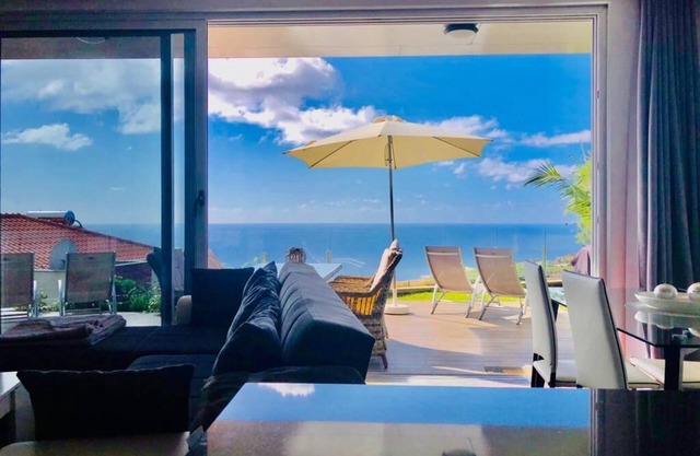 Villa da Pinheira -II, dos dormitorios modernos, dos baños, vista al mar