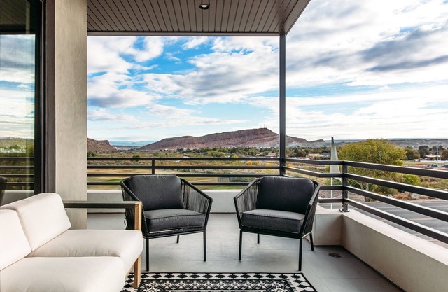 ¡Recién listado! Villa2! Todas las Master Suites! Resort @ Bloomington Country Club! Piscina