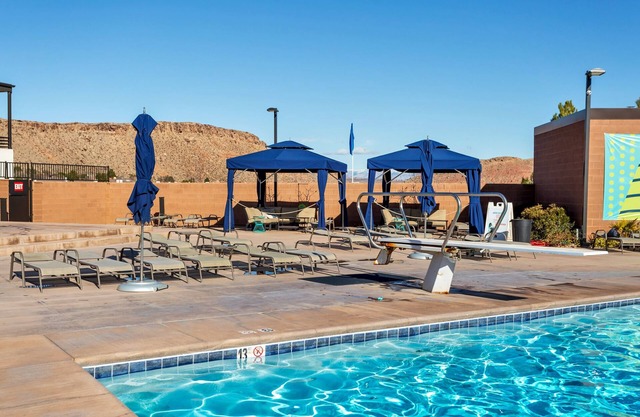 ¡Nuevo listado! ¡Maravilloso! Nueva Villa 8, todas las Master Suites! ¡Recurso! Bloomington Country Club!