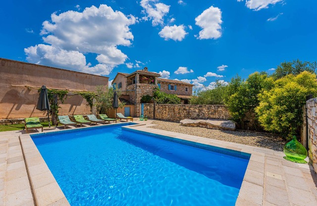 Villa 1852/22479 (Istria - Barban), 12500m from the beach