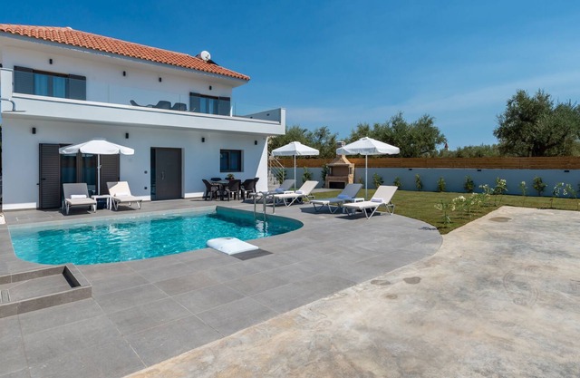 Villa Agalliu - 3 Bedroom Villa with Private pool