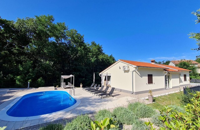 Casa familiar con piscina privada.