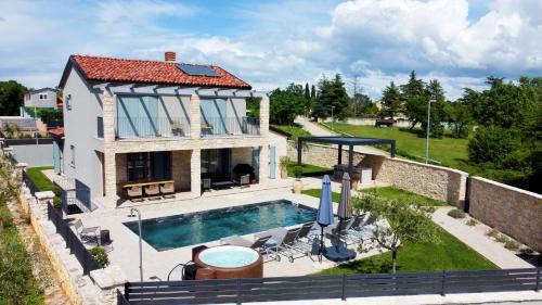 Villa Art Renata with Pool & Sauna