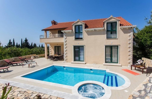 Villa Avoca - Apartamento de cuatro habitaciones con dos balcones y piscina
