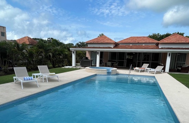 Villa Azul with Private Pool, 5 minute Beach Access, and Golf in Decameron