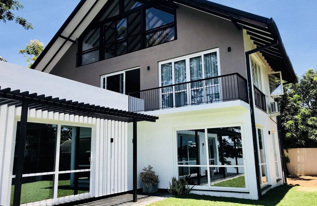 Villa by the Edge (Villa frente al agua)