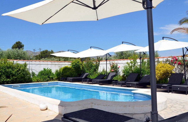 Villa Carpe Diem con seis suites, piscina privada y jardín.