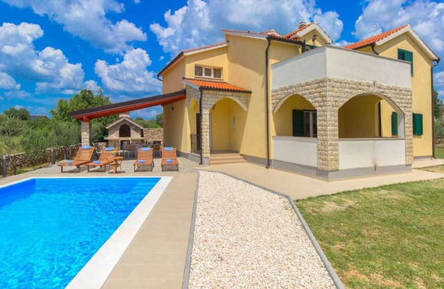 Villa Cera - Cuatro Habitaciones Villa, Capacidad 8