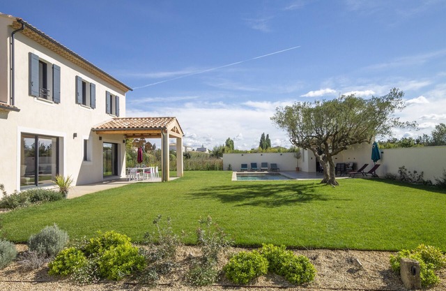 Villa du Relais - Beautiful spacious holiday home within walking distance of Maillane.