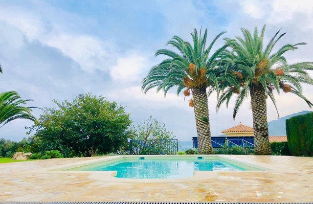 Villa Felicidad Calonge, en una zona tranquila con vistas al mar y a las montañas.