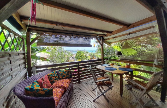 Villa Fleurs des Iles: Studio Bwa Banbou, acogedor estudio con vista al mar.