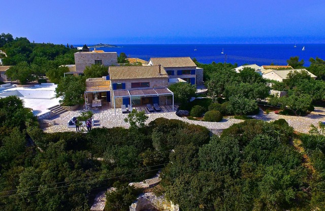 Villa para 14, ubicada en un jardín de olivos de 2 acres con playa a solo 30 pasos