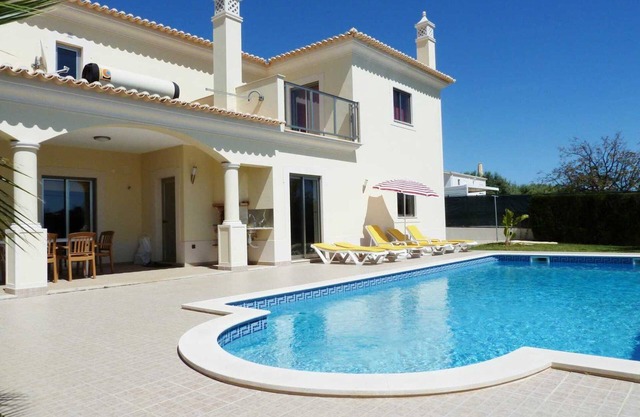 Villa Hunes: villa moderna y luminosa, piscina privada, a pie de restaurantes, fácil acceso a las pl