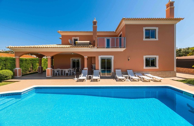 Villa 'Hunês' con piscina privada, Wi-Fi y aire acondicionado