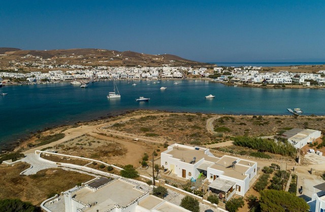 Villa en una zona tranquila con vistas al puerto pesquero, a pocos metros de la playa de arena.