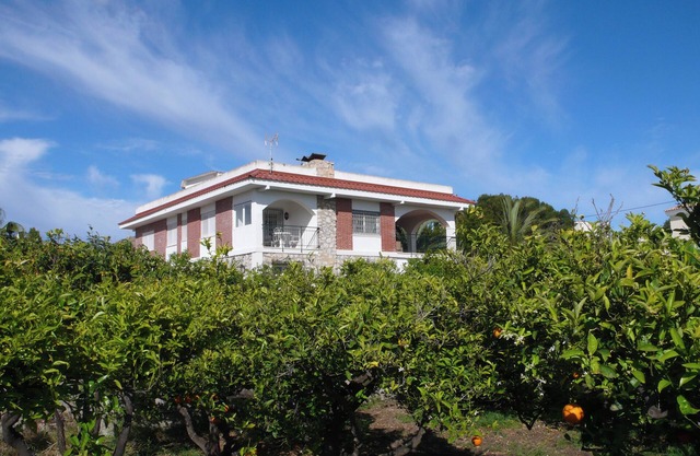 Villa en Busot con 5 dormitorios y piscina privada.