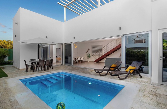 Moderna villa con piscina - ¡A pasos de la playa!
