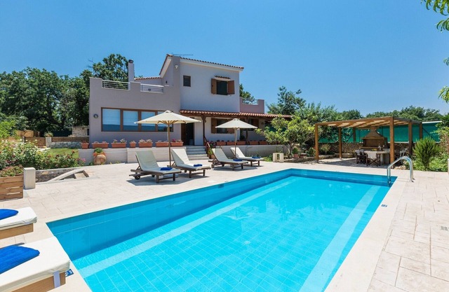 Villa en Prines con piscina y barbacoa