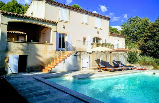 Villa in provence/ near luberon in quiet area, 4 bedrooms with private pool & garden
