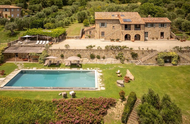 Villa en Tuoro Sul Trasimeno con 7 habitaciones, capacidad 14