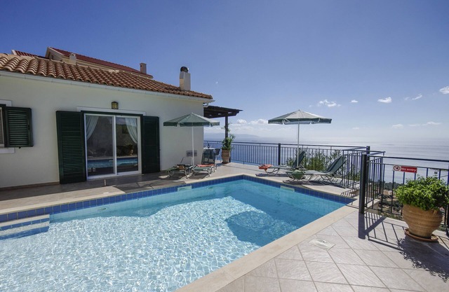 Villa con piscina privada y vistas impresionantes. la ubicación del pueblo cerca de Lourdas.