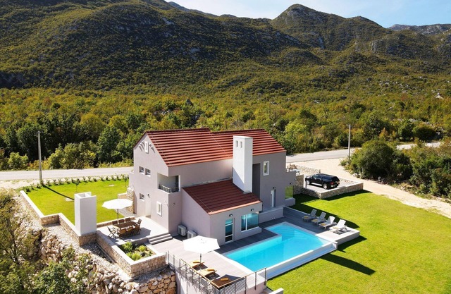 Villa en Župa con Piscina Infinita y Vistas Biokovo