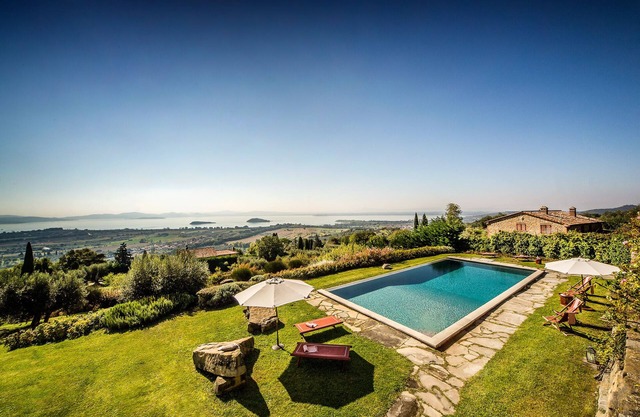 Villa con encantadora piscina que se funde con las líneas del lago Trasimeno