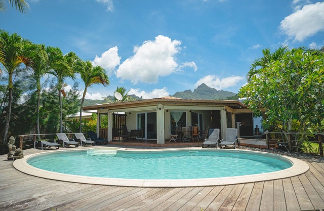 Villa Julietta Beach by ENJOY VILLAS MOOREA, villa frente al mar con piscina
