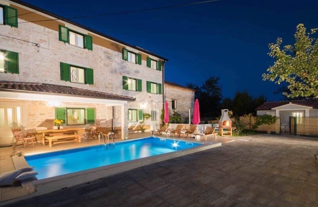 Nueva villa con piscina privada cerca de Pula