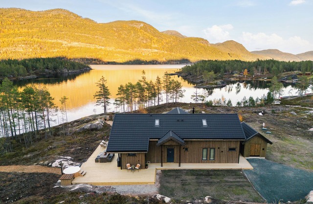 Villa Lakehouse Cedar with sauna, jacuzzi & boat (optional)