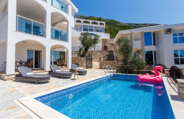 Villa Leona con piscina privada en Sutomore