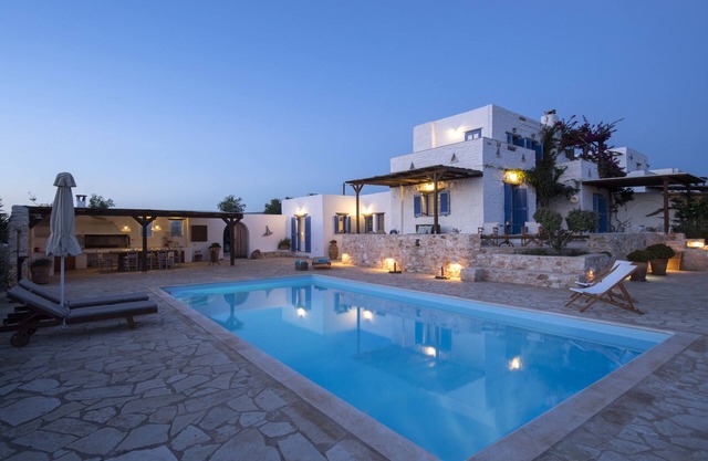 Villa 'Lygeia' con vistas al mar, 3 dormitorios, capacidad para 8, piscina, barbacoa