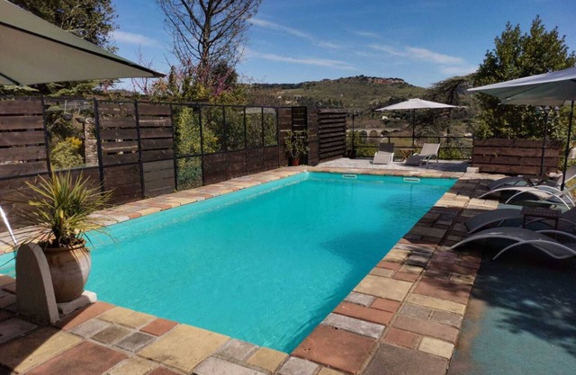 Villa Mahana with swimming pool, jacuzzi, wooded grounds 30 minutes from the beach!