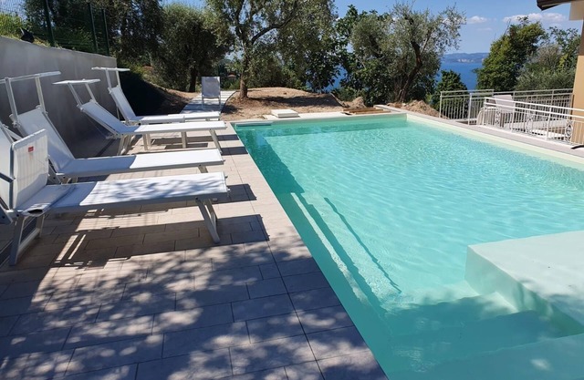 Villa Malù - APT Luisa Vista piscina y lago