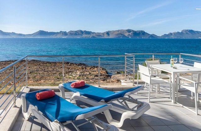 Villa Miramar junto a la playa, con vistas al mar, piscina y Wi-Fi