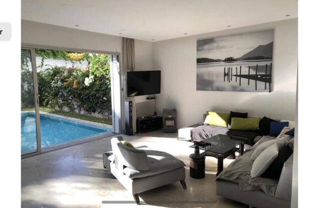 Villa moderne avec piscine, front de mer