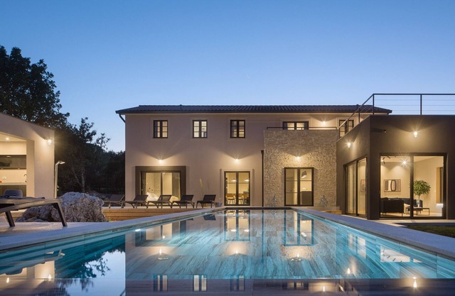 Villa Mons Caldera for 10 people with 40 m2 infinity heated pool & kids playground