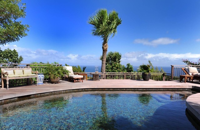 Piscina de piedra de lava climatizada, exuberante jardín tropical, comidas al aire libre, áreas de descanso, Wifi gratuito