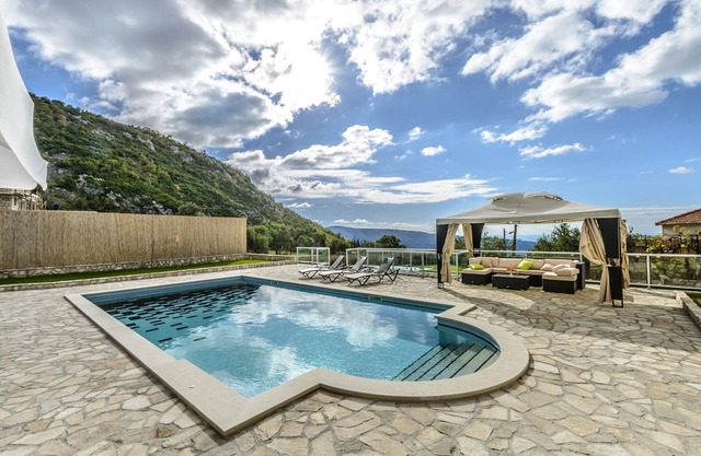 Villa Pave - Six-Bedroom Villa with Terrace and Swimming Pool