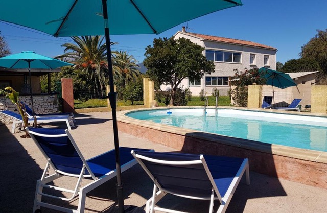 VILLA Piscine chauffée 15 pers avec piscine vue mer montagne 1km mer